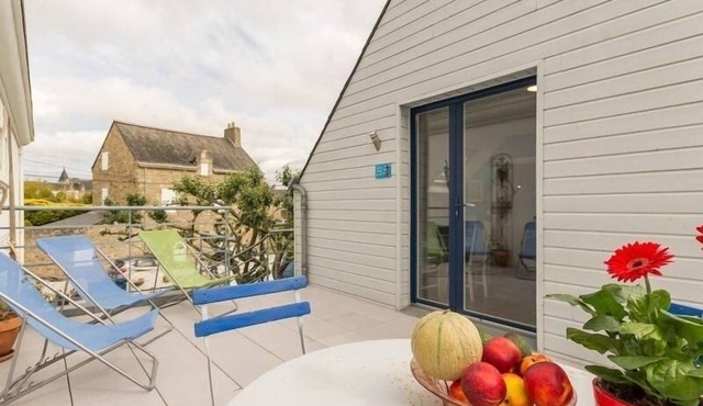 Cozy Coastal Retreat: 500m from Beach, Spacious Terrace, Free Parking, Wi-Fi, and Baby Amenities