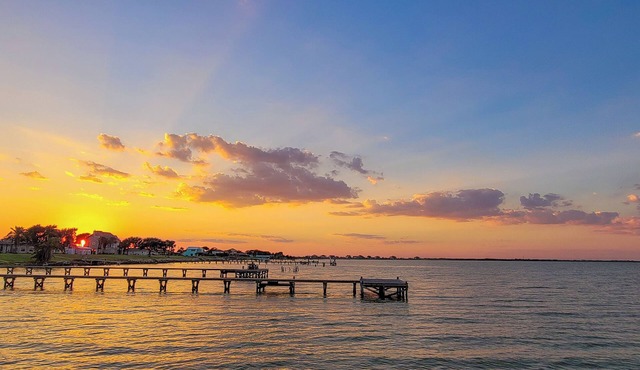 Cozy Coastal Retreat in Port Alto - Waterfront Views and Bayfront Fun!