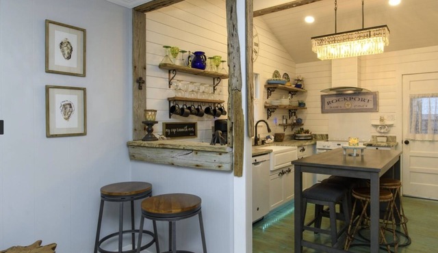 Cozy coastal retreat blocks from beach, dining, fishing and shops~boat parking
