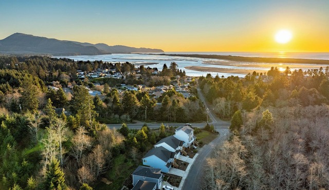 Cozy Coastal Retreat - HOT TUB/Game Room - 4B 2Ba