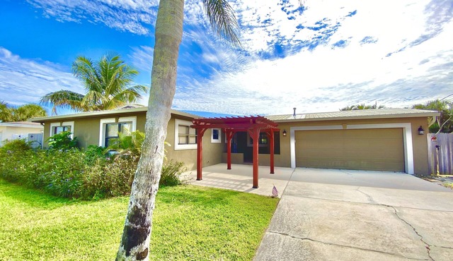 COZY COASTAL SATELLIE BEACH HOUSE WITH POOL, PING PONG, BIKES, PADDLEBOARD