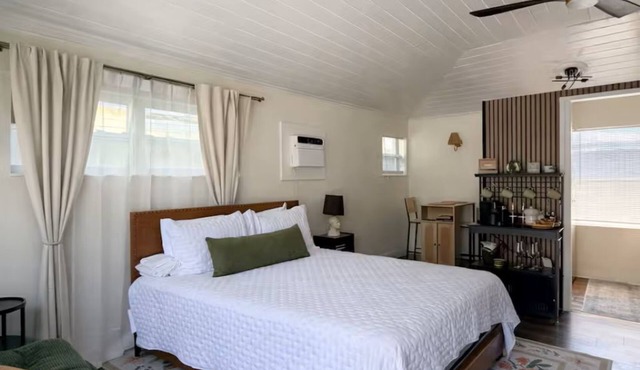 Cozy Coastal Studio Retreat with outdoor Hottub
