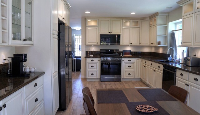 Cozy coastal townhouse close to beach and walking distance to restaurants!