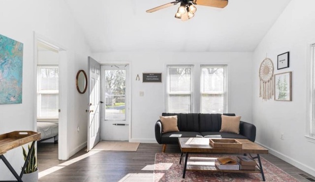 Cozy Cocoon w/ Vast Fenced Backyard in Southfield