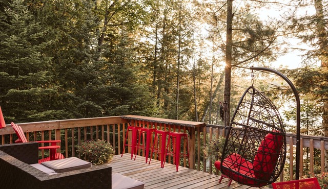 Cozy Coe Lake Cottage | Hot Tub · Wood Fireplace