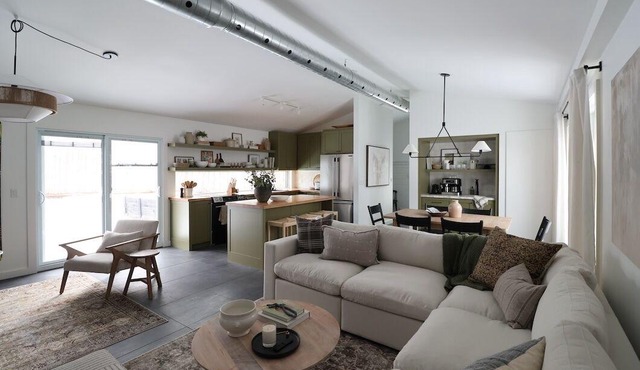Cozy Collingwood home w/hot tub, wood sauna, close to downtown and skiing!