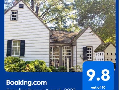 Cozy Colonial 1740 Cottage