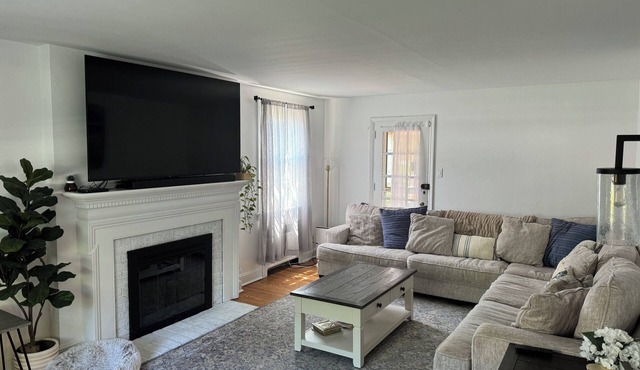 Cozy Colonial Home, king bed, private driveway & entertaining back yard