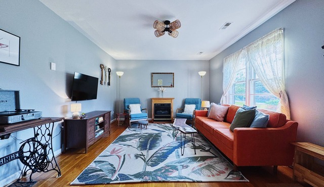 Cozy & Colorful 3BR Cottage near I-95, Kings Dominion, Richmond, Family Friendly
