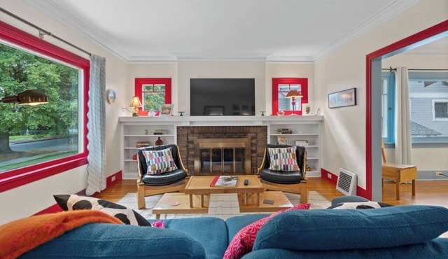 Cozy, colorful Manito bungalow