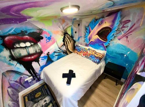 Cozy & Colorful Miami Art Canvas w/HotTub & Murals