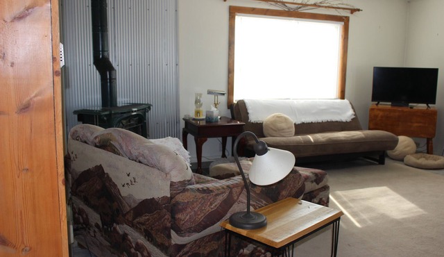 Cozy & comfortable little 2-bedroom home in White Sulphur Springs. n