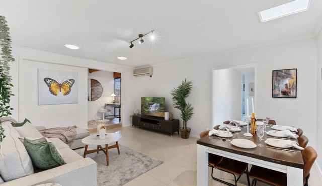 Cozy Comfort: 4BR near Malls and Transport!