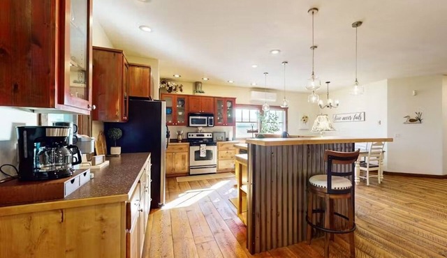 Cozy Comfort Cottage Charm with Arcade Game and Easy Access to Everything FUN!