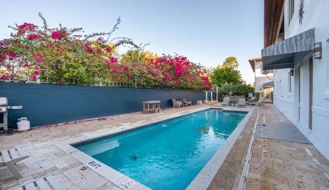 Cozy Comfort Just 2 Blocks From Park Ave!