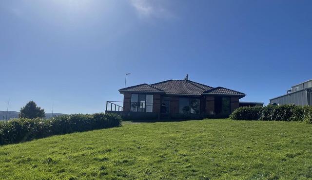 Cozy comfort, spectacular view, central South Gippsland location! Sleeps 12!n