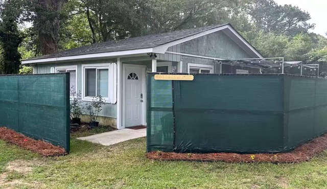 Cozy & Comfortable 2-Bedroom Cottage on James Island - minutes from Folly Beach!