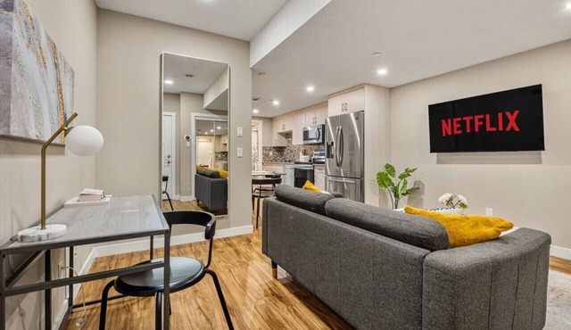 Cozy & Comfortable 2 Bedroom Suite, Mins to Airport, NW Calgary.