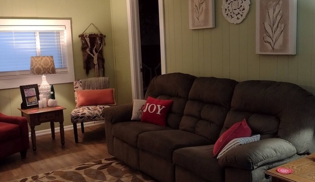 Cozy, comfortable and close to Cleveland-Canton-Skiing & Cuyahoga Natl. Park