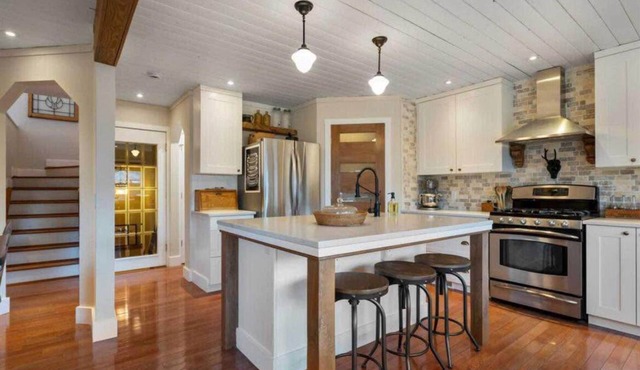 Cozy & comfortable family home in Lake Chaparral.