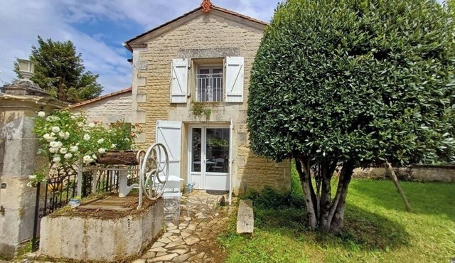 Cozy, comfortable gite, in the center of Rouillac, with private garden.