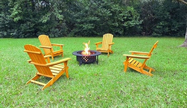 Cozy, Comfortable Home-Away-From-Home. Space for Work & Relaxation.