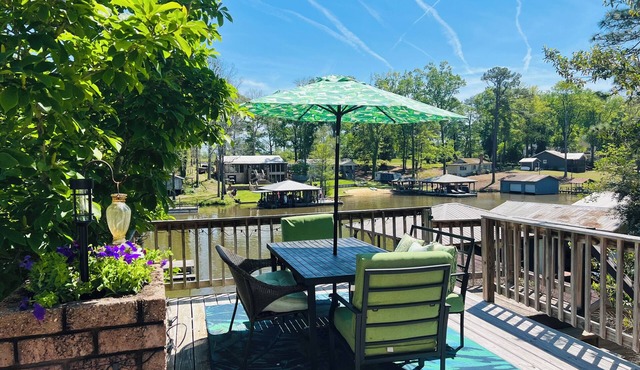 Cozy, comfortable Lakehouse getaway - Sleeps 10! WiFi, Private Dock