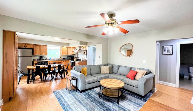 Cozy & comfortable - Stylishly decorated & close to everything!
