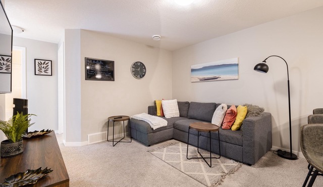 Cozy & Comfortable two bedroom guest suite with free parking