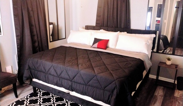 Cozy Comforts by Charles Stays, Near Stadiums, food & Fun! Sleeps 6, 65 in TVs