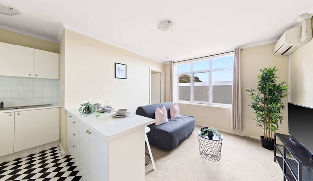 Cozy & Comfy Clifton Hill Apt with Parking