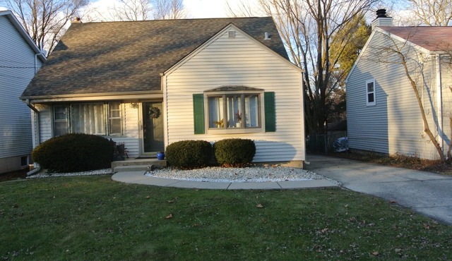 Cozy, comfy, convenient, w/a touch of modern located in beautiful Lake Ellyn!