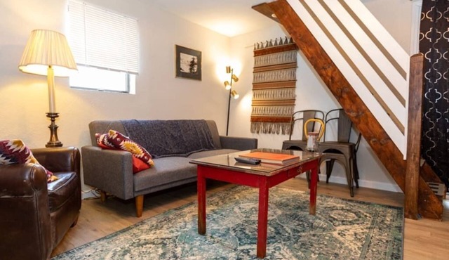 Cozy & Comfy Cottage in the City - w/parking!