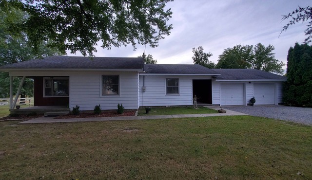Cozy Comfy Country Home with 100% view of eclipse, close to lakes and highways.