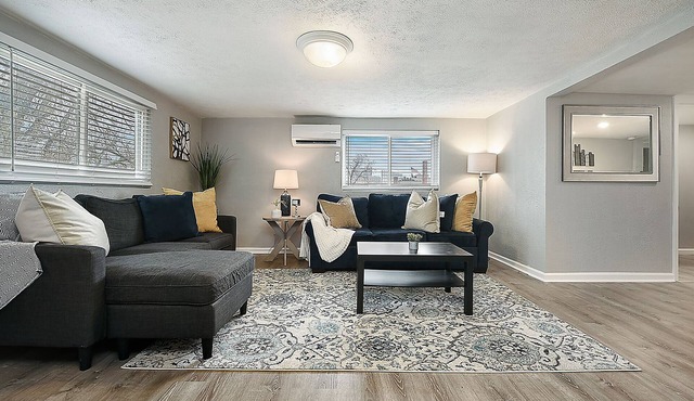 Cozy & Comfy Duplex! 7Bed/4Bath w/5 Car Parking!