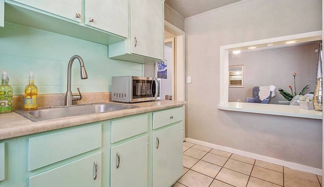 Cozy & Comfy - Few blocks away from Plaza District