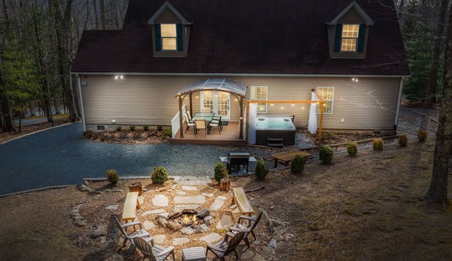 Cozy & Comfy Mountain Home, Hot Tub & Tranquility