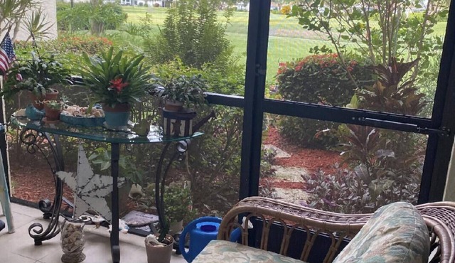 Cozy condo, 4 miles to the beach and only 3 miles to downtown 5th Avenue!