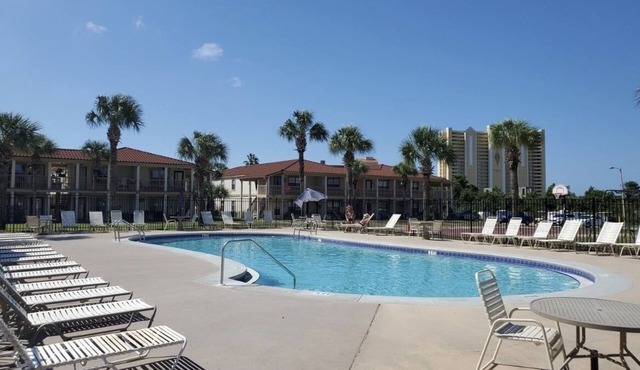 Cozy Condo Across From The Beach! Accepting winter renters