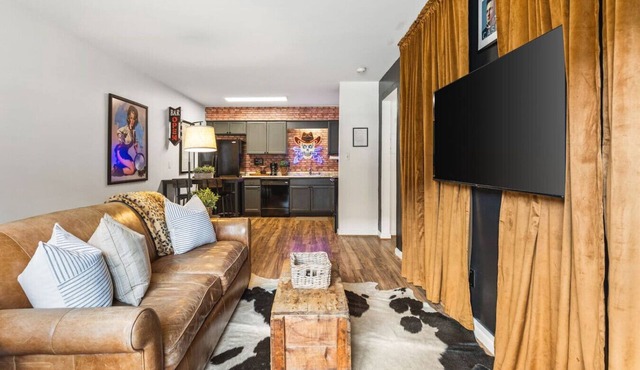 Cozy Condo by Music Row Walk to Restaurants & Bars