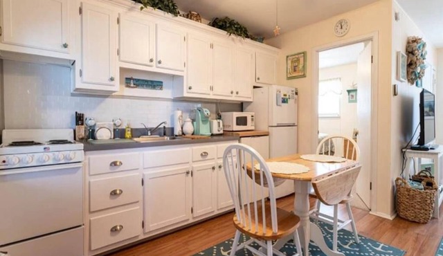 Cozy condo close to beach and downtown