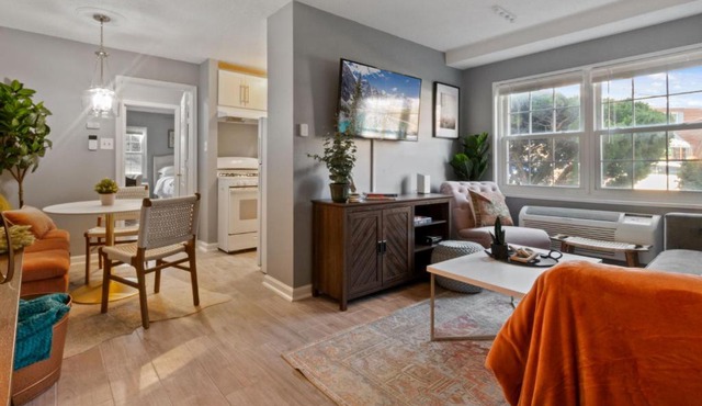 Cozy Condo in City: Just Steps to the Metro!