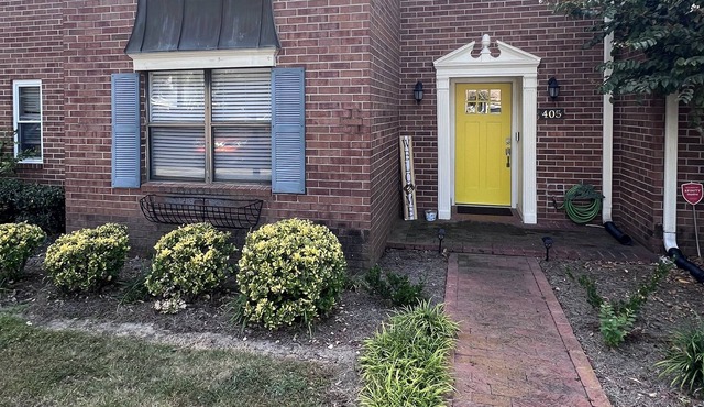 Cozy condo in gated community. One mile from Masters Golf Course.