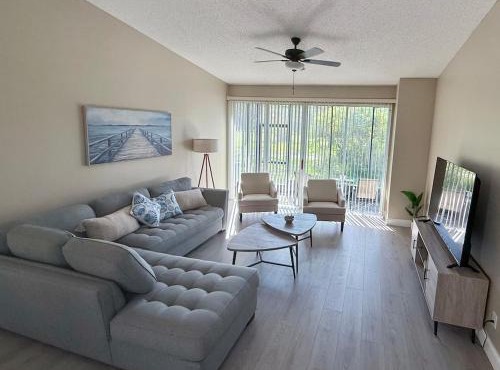 Cozy condo in Northdale Tampa, with golf course views! Snowbirds welcome!
