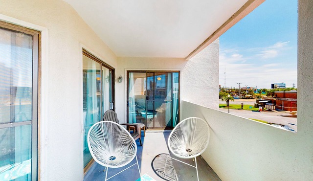 Cozy condo in paradise with pool, sauna & private dock - snowbird-friendly