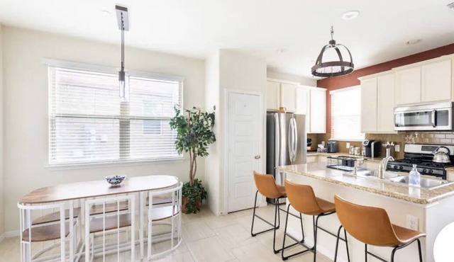 Cozy condo in Round Rock! Charm of Austin in a quiet setting. Pet friendly!
