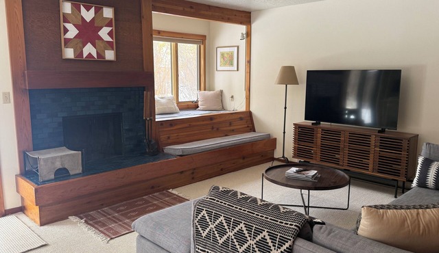 Cozy condo in the Aspens - 1 bed, 1 double bunk, 1 bath, w/fireplace & W/D!