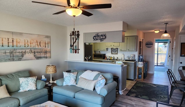 Cozy condo located one block from Carolina Beach and Freeman Park.