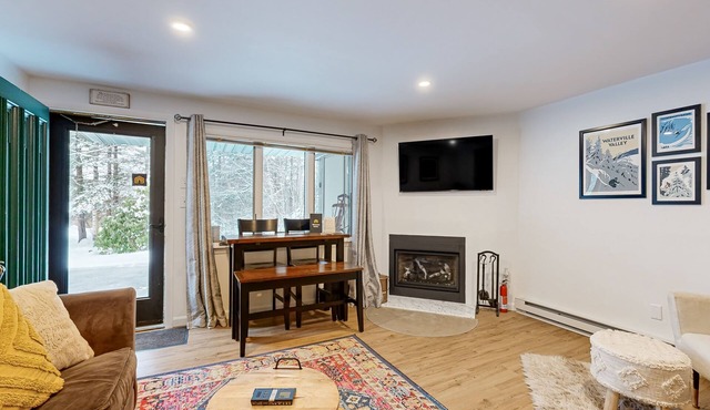 Cozy condo near town square & slopes w/gas fireplace, pool/deck-Dog Friendly