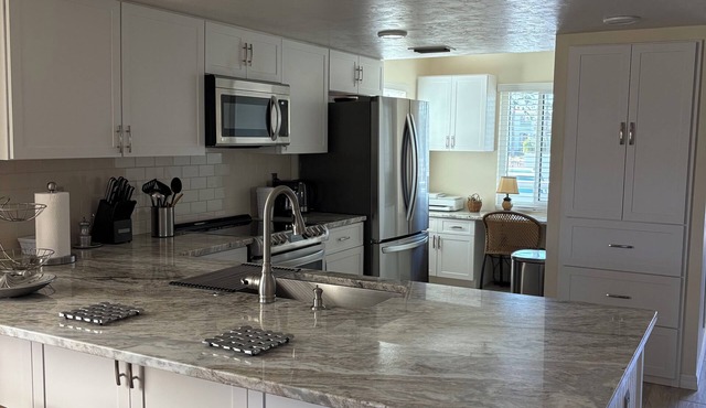 Cozy condo near beach in Englewood